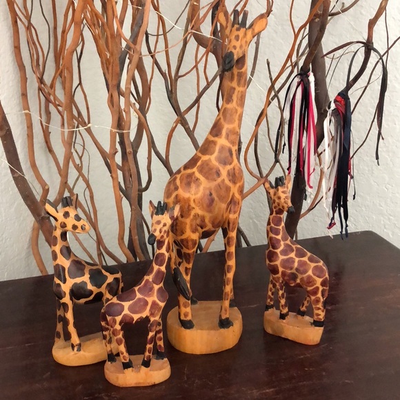 Other - Safari Hand carved wooden Mama Giraffe with 3 babies decoration set 🦒